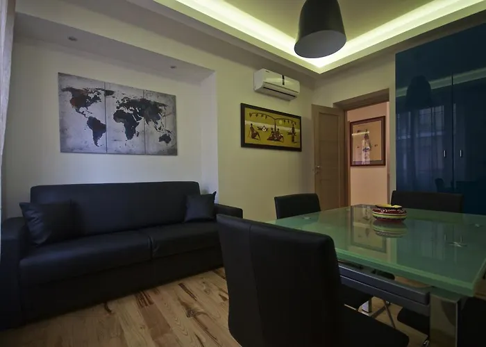Piramide House